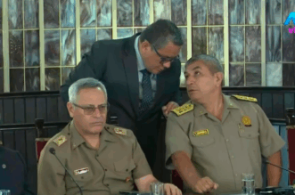 A pesar de su salida criticada, exministro del Interior estuvo presente en conferencia.