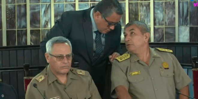 A pesar de su salida criticada, exministro del Interior estuvo presente en conferencia.