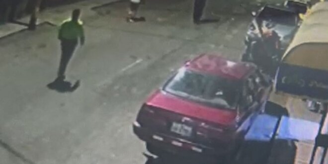 Video de seguridad captó a policía caminando detrás de la denunciante.