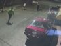 Video de seguridad captó a policía caminando detrás de la denunciante.