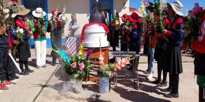 Compañeritos de Yamileth la despidieron entre lágrimas.
