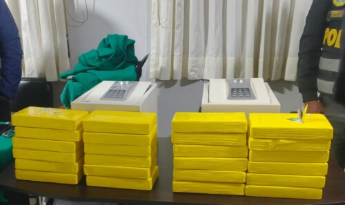 Policía decomisa 24 paquetes de cocaína ocultos en maletas 2 La cocaína iba encinatada.