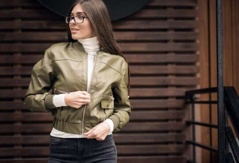 7 maneras de combinar una casaca femenina para lograr outfits perfectos