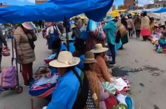 Comerciantes bolivianos invaden Yunguyo