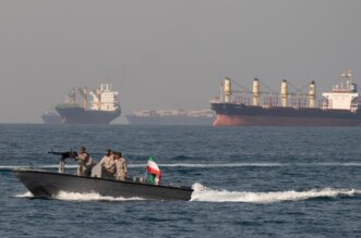 imagen de archivo de integrantes de la armada irani en unas maniobras en el estrecho de ormuz