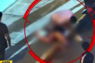 policia golpea mujer molestar novia 800x533 1
