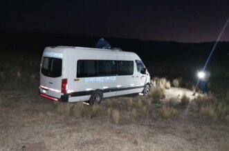 1. PAREJA FALLECE Minivan quedo entre la chillihua