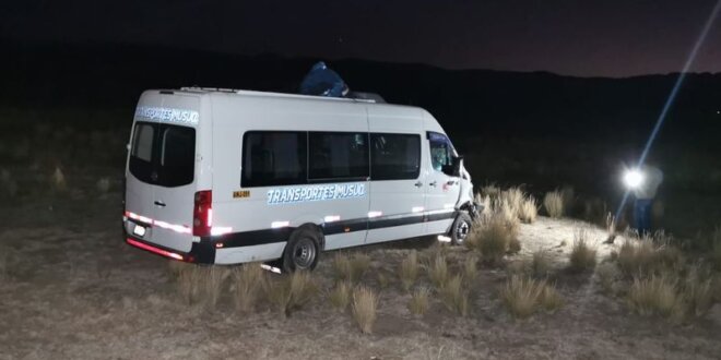 1. PAREJA FALLECE Minivan quedo entre la chillihua