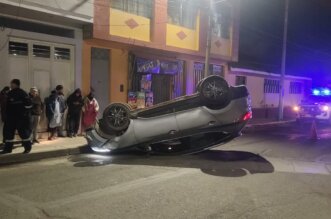 Camioneta terminó con las llantas hacia arriba.