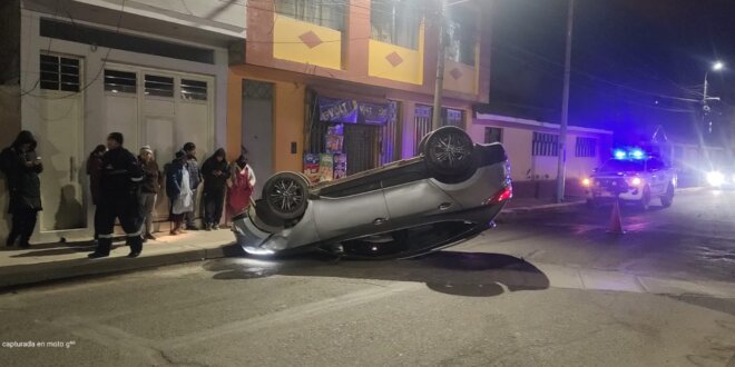 Camioneta terminó con las llantas hacia arriba.