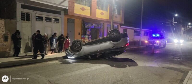 Camioneta terminó con las llantas hacia arriba.