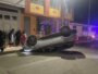 Camioneta terminó con las llantas hacia arriba.