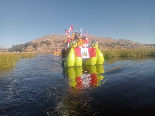 Paseo de la bandera del Perú en el lago Titicaca 2 Amor a la patria en el Titicaca.