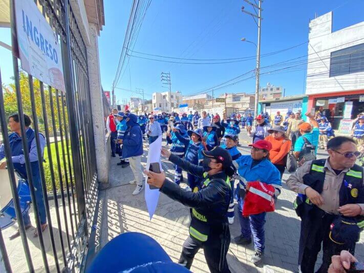 Ayer protestaron frente al municipio provincial.