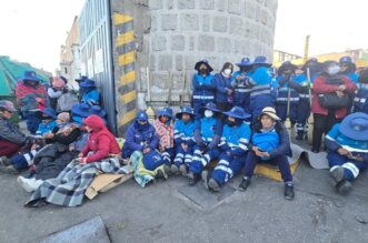 Trabajadores municipales paralizaron sus labores este 7 de julio.