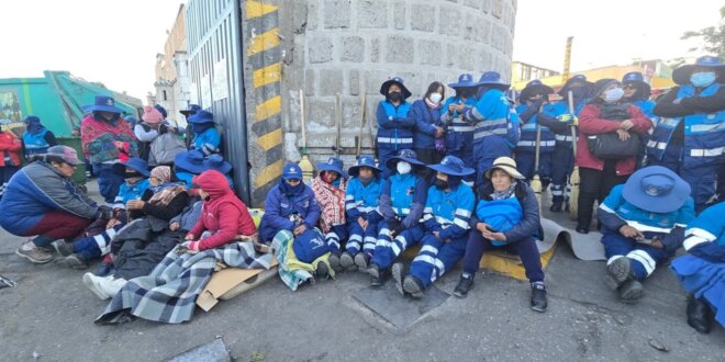 Trabajadores municipales paralizaron sus labores este 7 de julio.