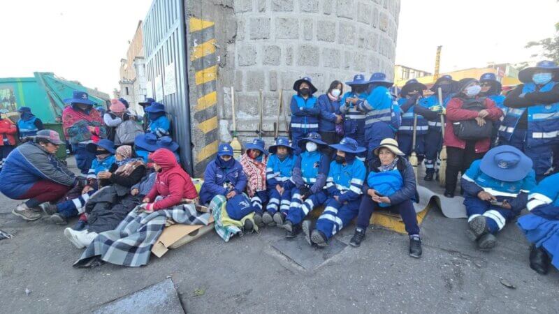 Trabajadores municipales paralizaron sus labores este 7 de julio.