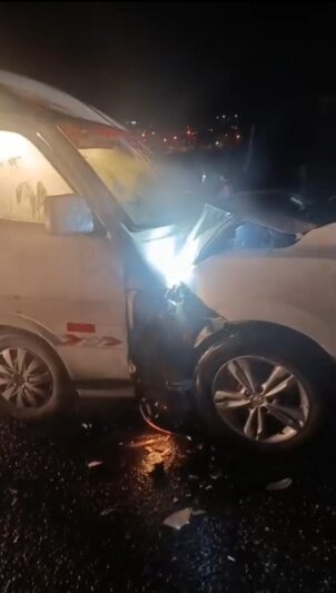 chque frontal entre combi y camioneta en alto puno 2