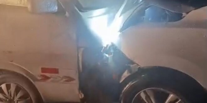 chque frontal entre combi y camioneta en alto puno 2