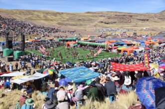 La comparsa Ganchis O'Ollpapata Ganchis O'Ollpapata, rinde rtributo a la Virgen de la Candelaria.