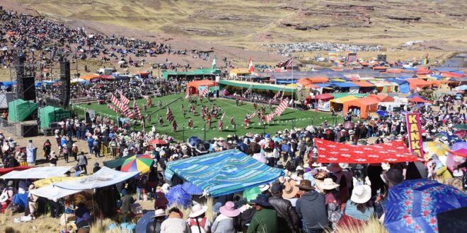 La comparsa Ganchis O'Ollpapata Ganchis O'Ollpapata, rinde rtributo a la Virgen de la Candelaria.