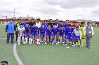 Los chicos están felices con el logro.