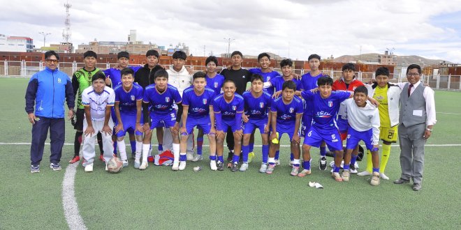 Los chicos están felices con el logro.