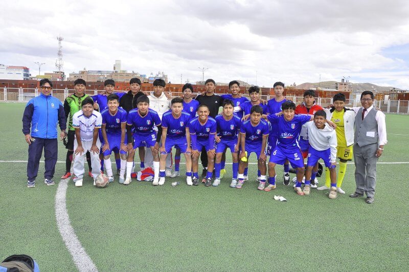 Los chicos están felices con el logro.