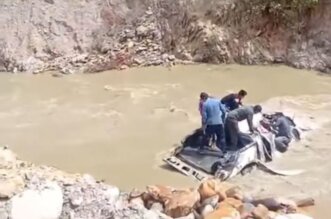 Carro cae un abismo junto a menor de edad 1