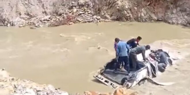 Carro cae un abismo junto a menor de edad 1
