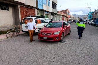 Choque de minivan y automovil en Yunguyo