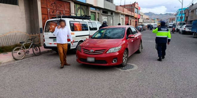 Choque de minivan y automovil en Yunguyo