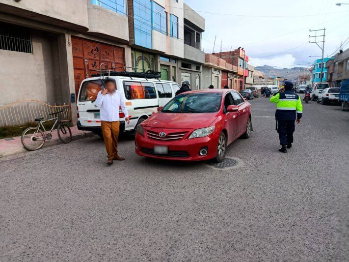 Choque de minivan y automovil en Yunguyo