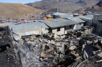 Feroz incendio arrasa con varias viviendas 3