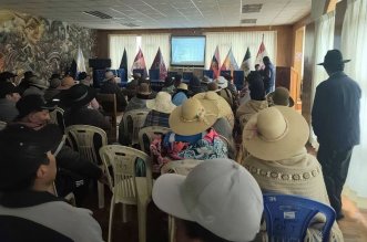 Aymaras preparanrecibimiento a obispo