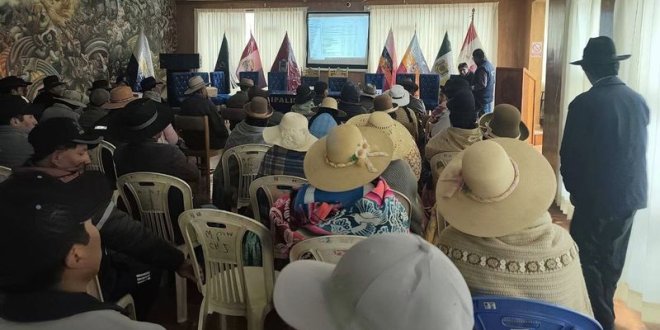 Aymaras preparanrecibimiento a obispo