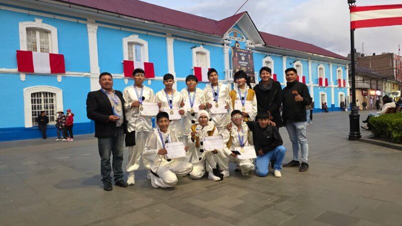 Puno: Glorioso Colegio San Carlos reconoció a estudiantes destacados en los Juegos Florales Escolares 2025 1 IMG 20250910 WA0027