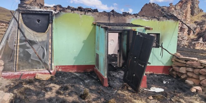 Incendio arrasa con 5 VIVIENDAS UNO