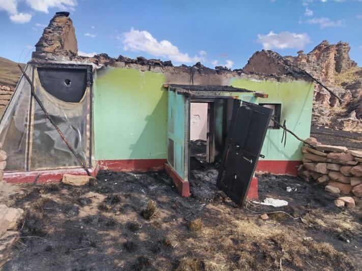 Incendio arrasa con 5 VIVIENDAS UNO