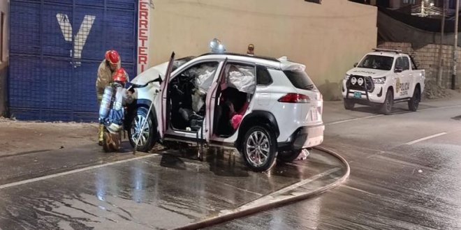 camioneta de familia choca y se incendia