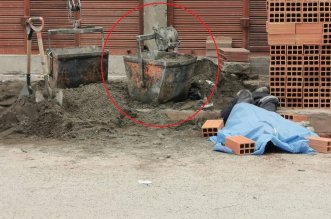 1. ALBANIL FALLECIO EN PLENA FAENA El cubo de acero se desprendio