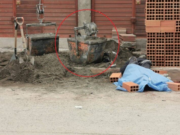 1. ALBANIL FALLECIO EN PLENA FAENA El cubo de acero se desprendio
