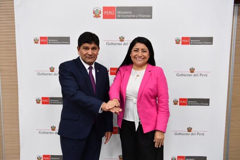 Gobierno regional asegura financiamiento de S/ 280 millones para culminar hospitales Maritza Campos y Camaná 1 Reunión clave en Lima.