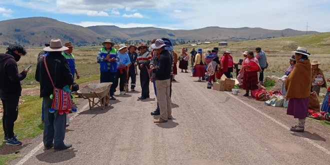 Pobladores de cinco comunidades reparan con sus propios recursos carretera deteriorada ejecutada por Provías 1 IMG 20251025 212347 800 x 533 pixel 1