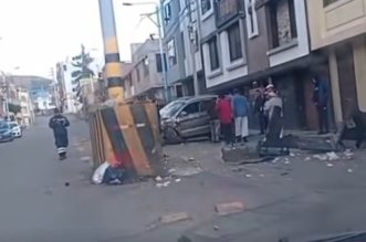 camioneta se estrella en la av circunvalacion