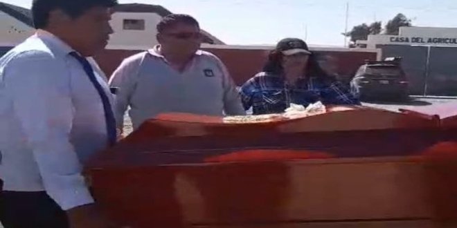llevan feretro a local edil y denuncniaran a municipio