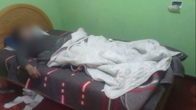 1. HUESPED ES HALLADO MUERTO SOBRE FOTON CUADRO NEGRO