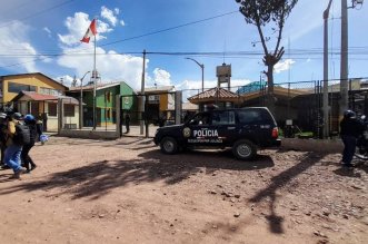 1. PROSTITUYO A SU AMIGA FOTON