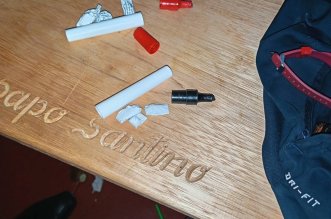 2. DROGA ENTRE SU ROPA 44