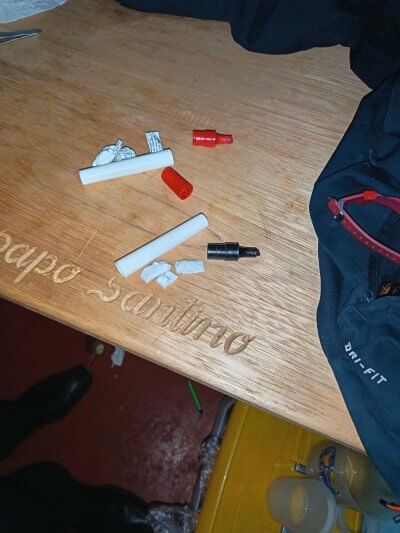 2. DROGA ENTRE SU ROPA 44